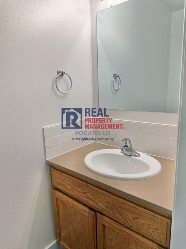 Building Photo - 3 Bedroom 1.5 Bath duplex - 1 car garage