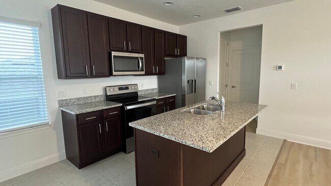 Building Photo - Like New 1/1 Garage Apartment with 1-Car G...