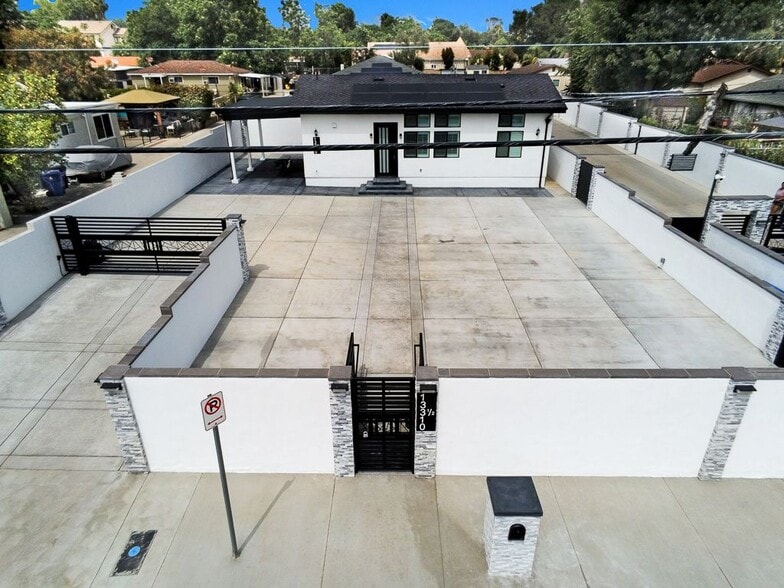 Building Photo - 13310 Glenoaks Blvd