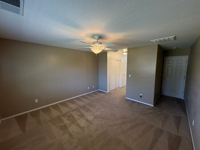 Building Photo - Lovely NW Visalia Home Near Shopping Centers Available Now!