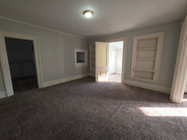 Building Photo - 2 Bed 1 Bath main floor Apartment in Berrien Springs