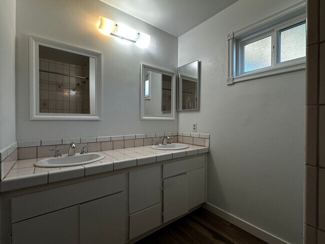 Building Photo - Spacious 4-Bed, 2-Bath Home with Garage an...