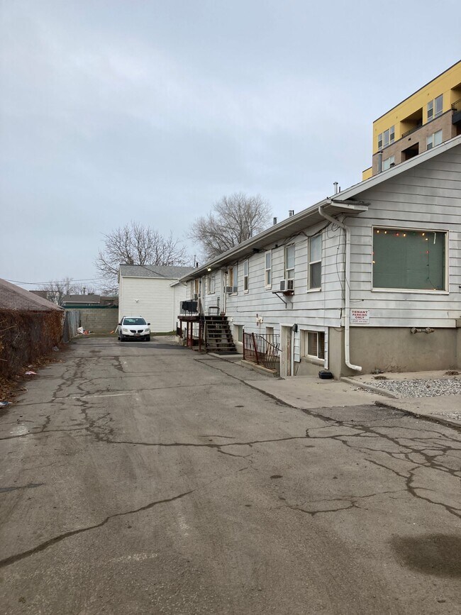 Building Photo - Charming 1 Bedroom 1 Bathroom Apartment *M...