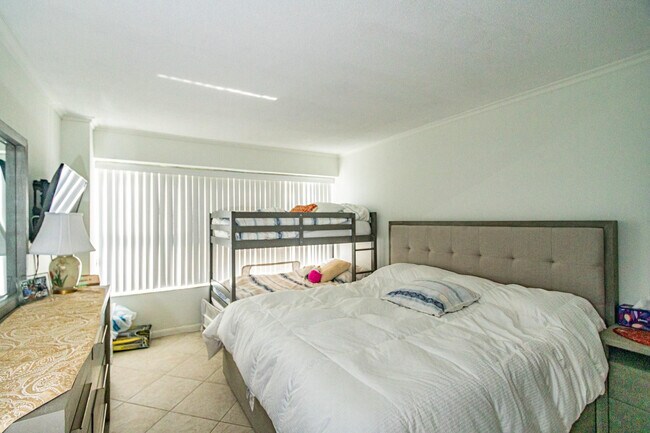 Building Photo - 3800 Galt Ocean Dr