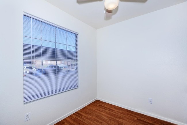 Interior Photo - Paseo Del Prado