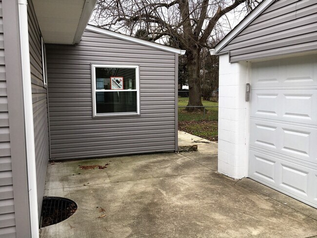 Building Photo - **BEAUTIFULLY REMODELED 2-BEDROOM HOME W/ 2-CAR GARAGE!!**