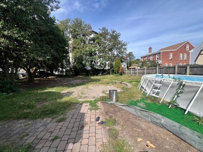 Building Photo - 838 Smith St