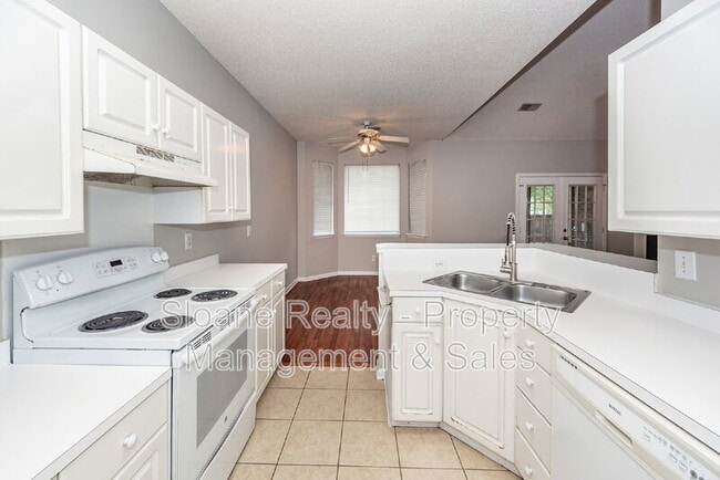 Building Photo - 1584 Kentwood Cir