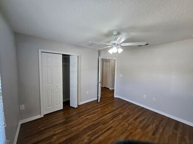 Building Photo - Beautiful Townhome in St Cloud !