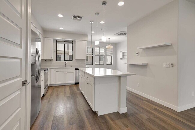 Building Photo - Sophisticated Camelback Corridor Tri-Level Townhome now available!