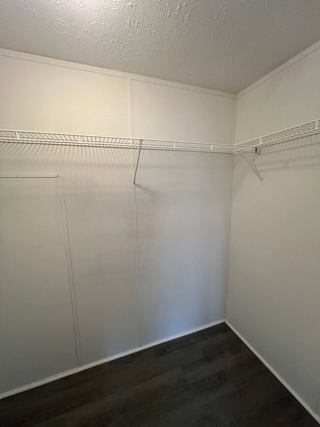 Building Photo - Large 3 bedroom / 2 bath home / 1 Acre FOR RENT