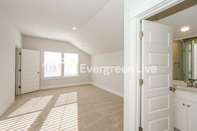 Building Photo - 127 Bloomsbury St