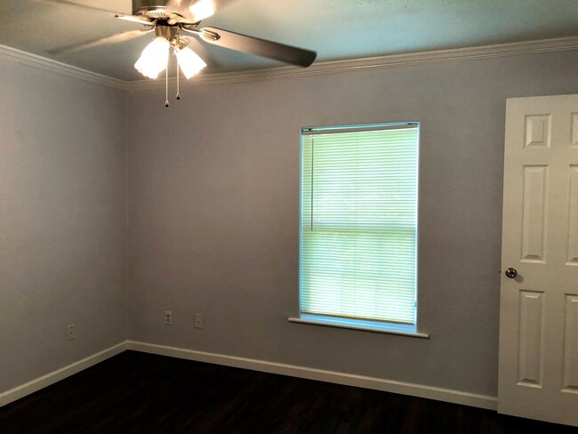 Building Photo - Room For Rent