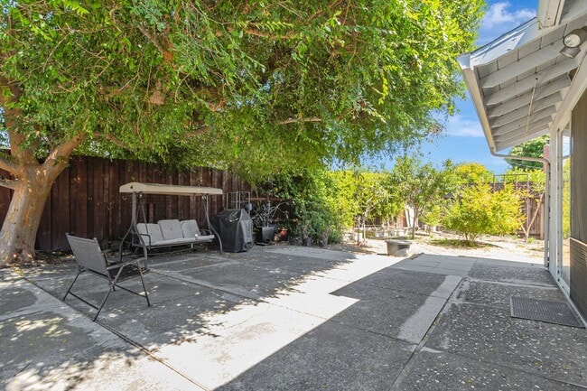 Building Photo - Spacious 4BR/2BA Home in Prime Irvington C...