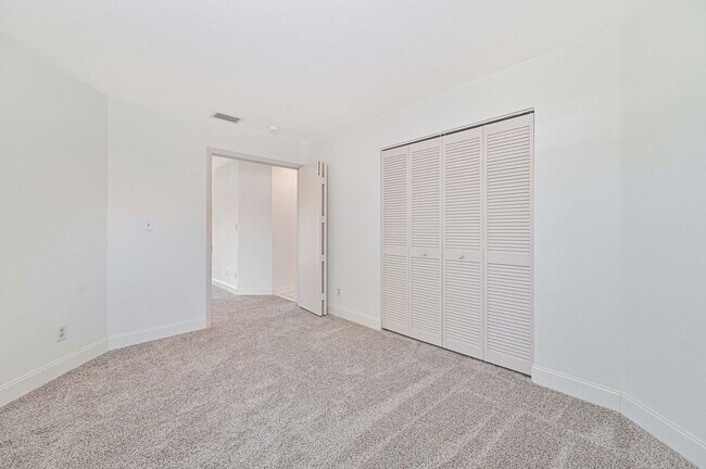 Building Photo - NOW AVAILABLE - First Floor Condo with 1 Car Garage in Eagle Ridge!