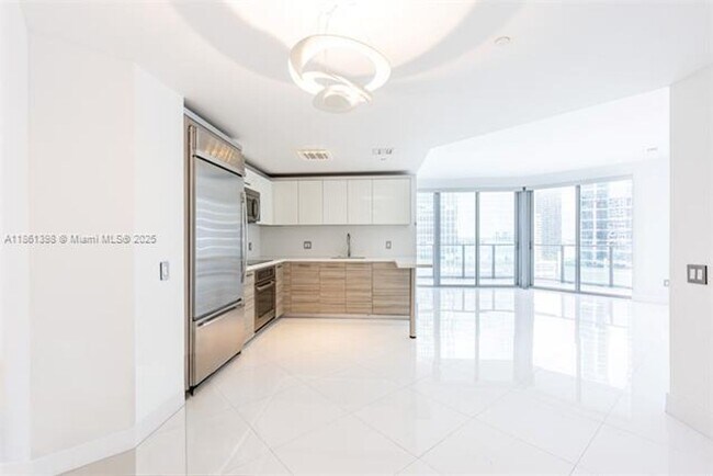 Building Photo - 1300 Brickell Bay Dr