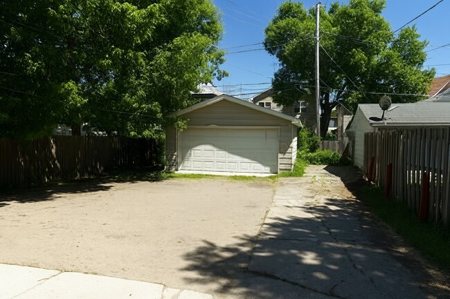 Building Photo - Huge 6 Bed with 2 Bonus Rooms for Den/Offi...