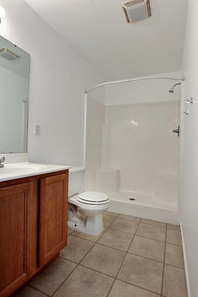 Building Photo - 3 bedroom / 2.5 bathroom Duplex for Rent in Valparaiso