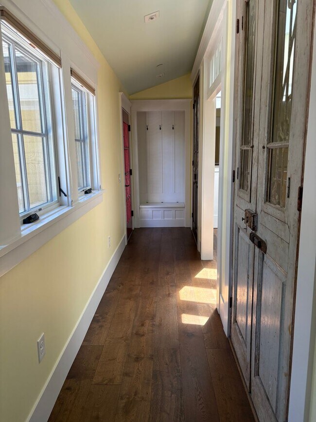 Building Photo - Beautiful 2/2.5 in the heart of Penngrove