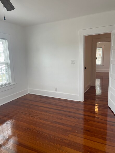 Building Photo - 925 N Grandview Ave