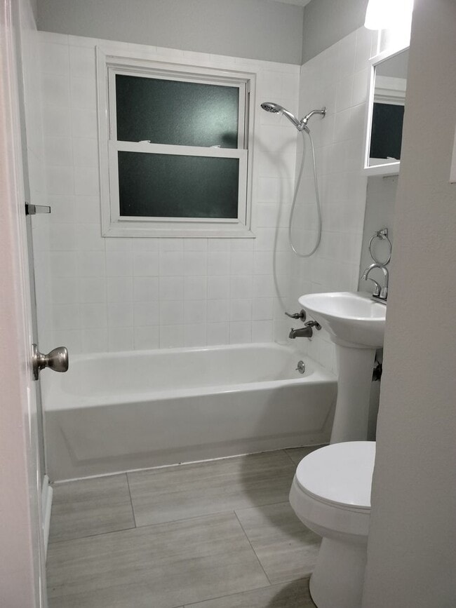 Building Photo - 3 Bedroom 1 bath on the East Side