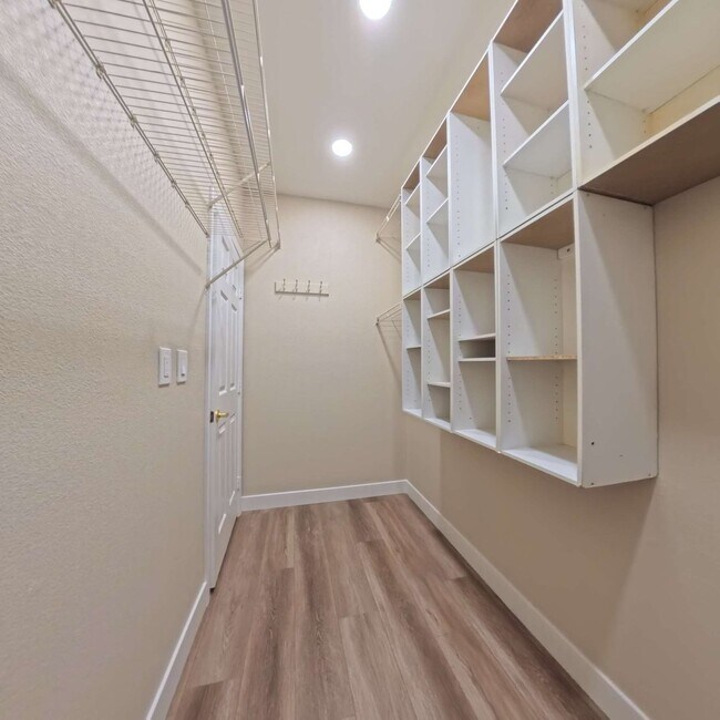 Building Photo - Resort-Style Living Year-Round Updated 1-Bed, 1-Bath Condo!