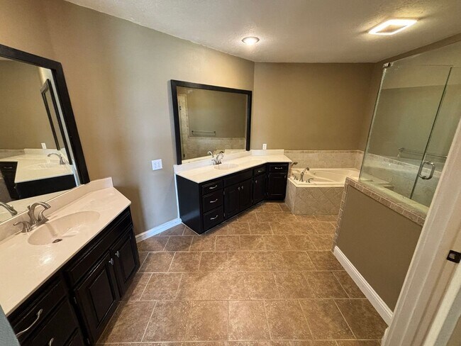 Building Photo - Large 3-Bedroom, 2-Bathroom Country Living Home In Tontitown!