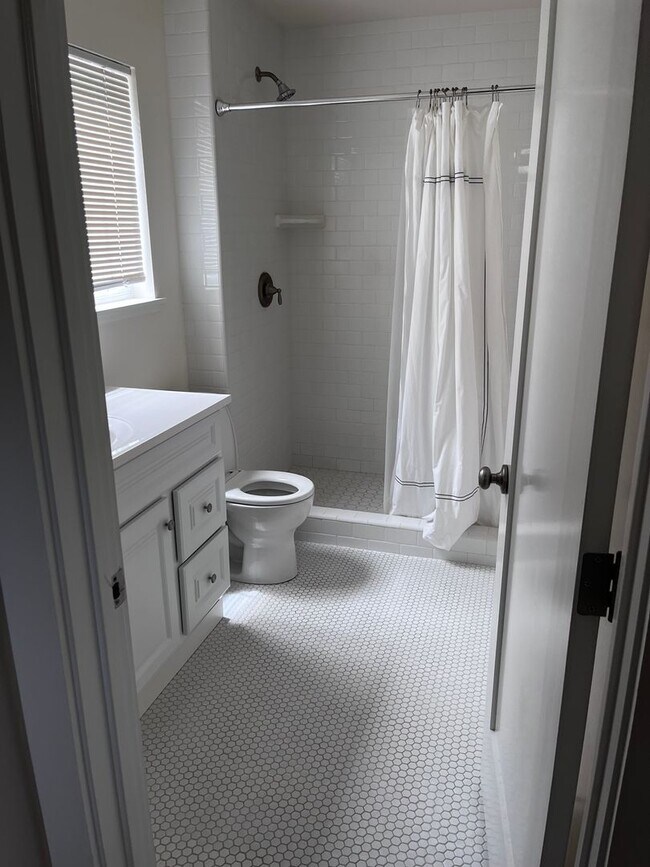 Building Photo - Charming Cottage for Rent in Montecito