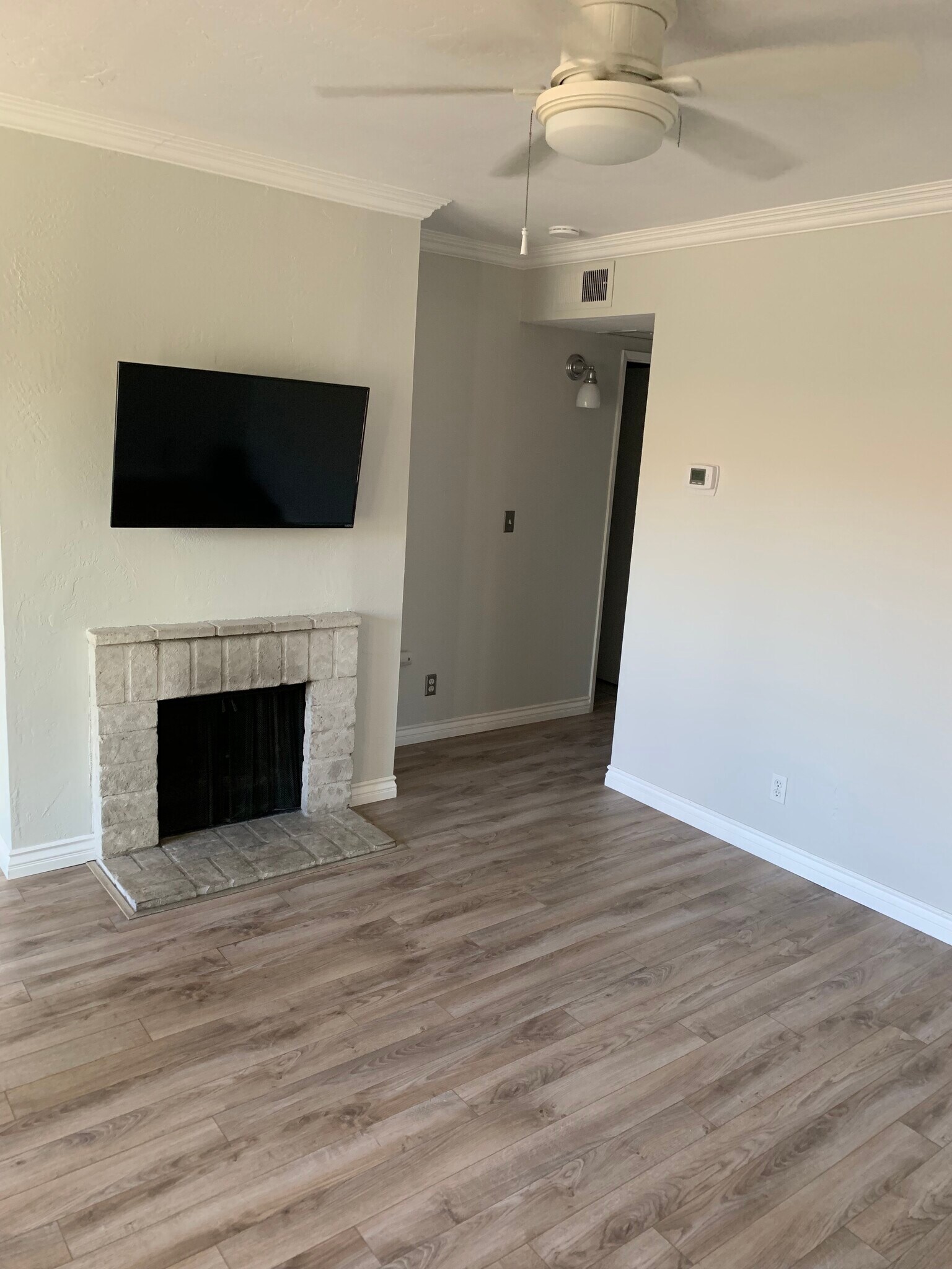 Living room - fireplace view - 4062 Georgia St