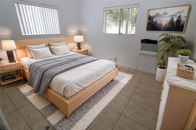 Building Photo - 1708 N 16th Ave