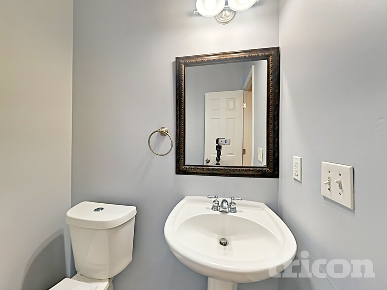 Building Photo - 422 Norton Xing