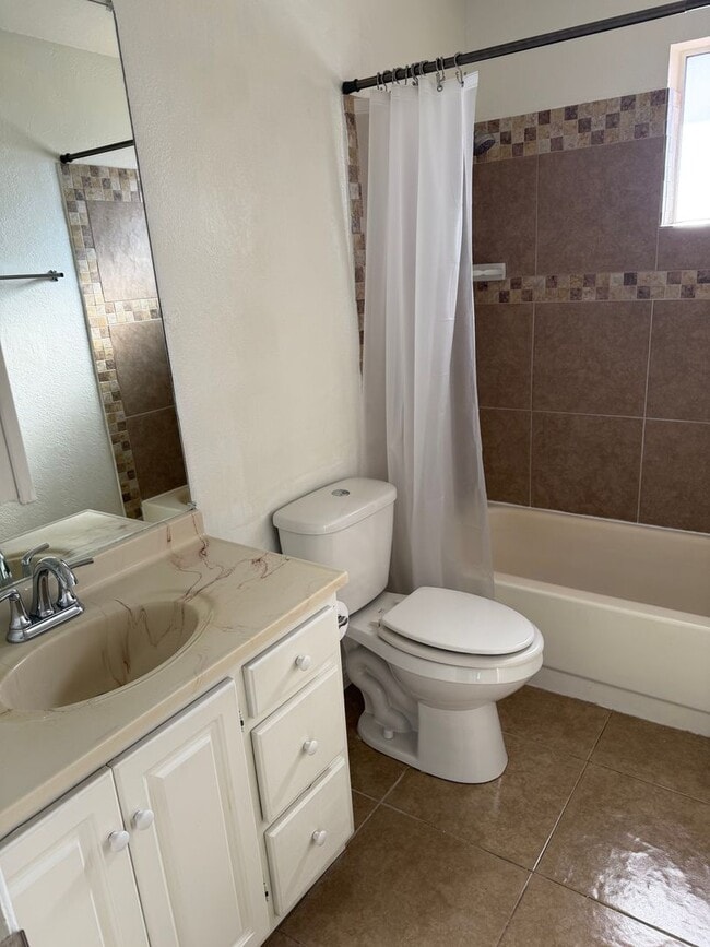 Building Photo - Charming 3 Bedroom with Huge Master Suite