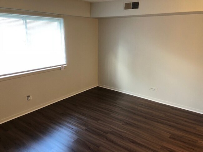 Building Photo - 103 N Milwaukee Ave