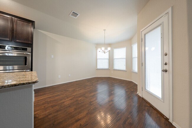 Building Photo - Spacious 3-Bedroom, 2-Bath Home in Lake Po...