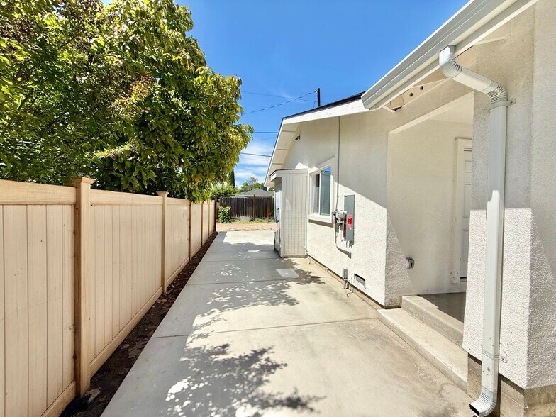 Building Photo - 529 N Lincoln Ave