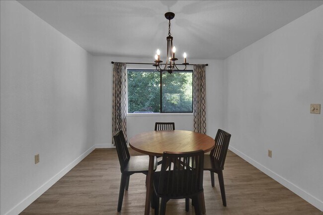 Building Photo - 5Bd/2.5Ba Everett Home