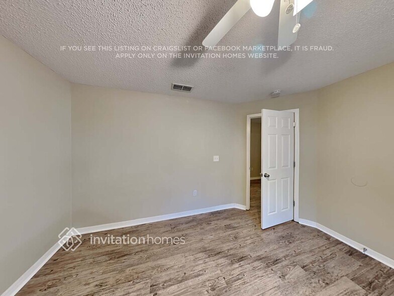 Building Photo - 1402 Whispering Woods Way