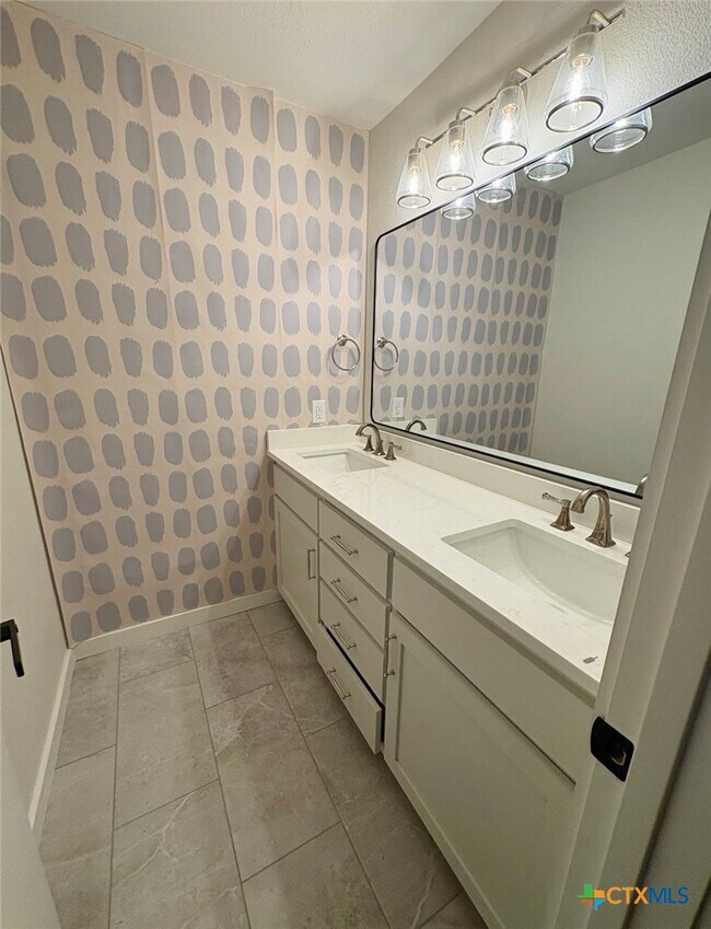 Building Photo - 222 Preston Hollow