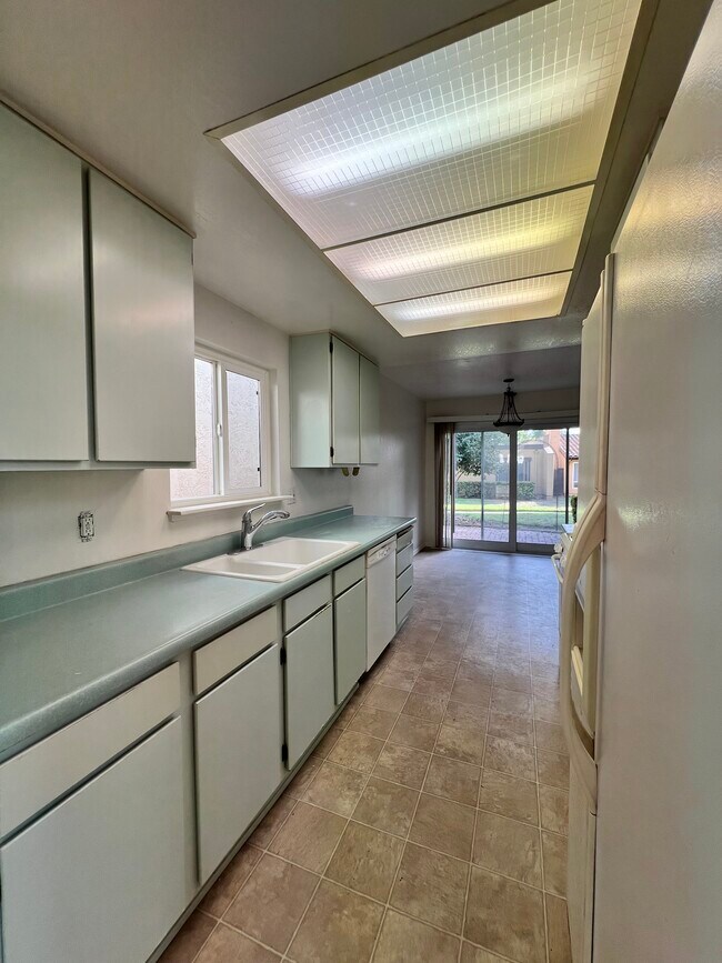 Building Photo - 13 Villa Ct
