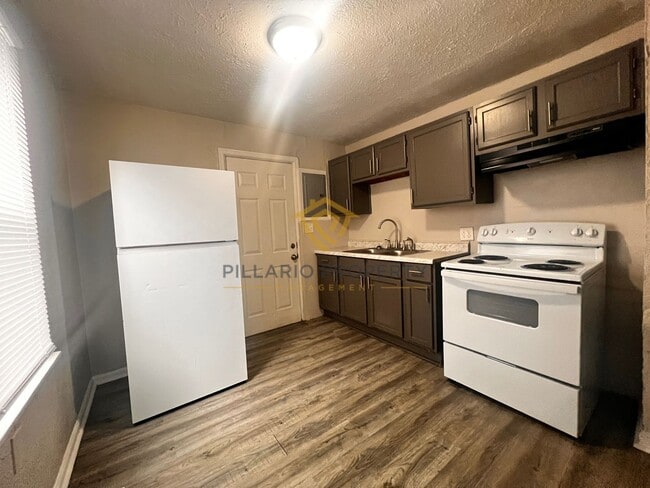 Building Photo - Freshly Renovated, 2 Bedroom, 1 Bathroom Home Available NOW!