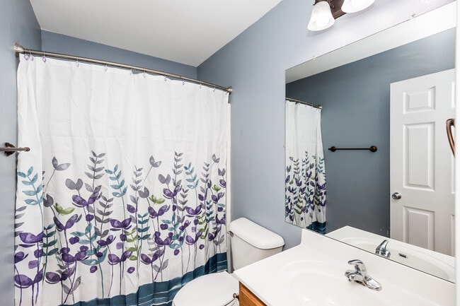 Building Photo - 338 16th St Cir