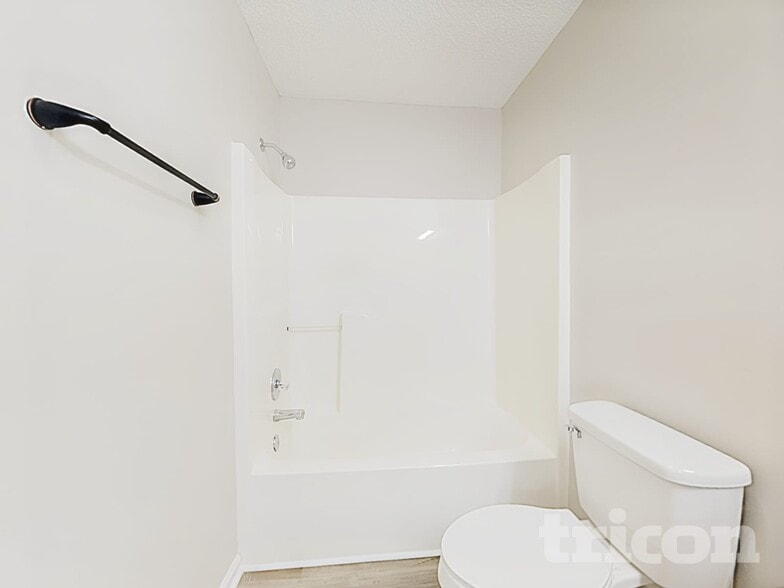 Building Photo - 615 Flicker St