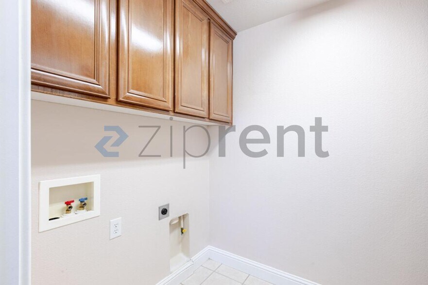 Building Photo - Unit