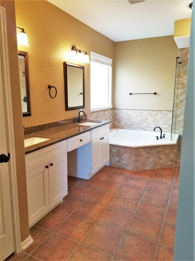 Building Photo - 2103 Blue Water Bay Dr