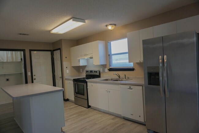 Building Photo - 322 Apple Dr