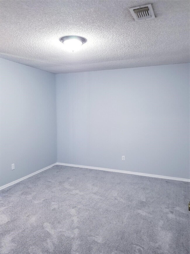 Building Photo - 8631 Valley Ledge Dr