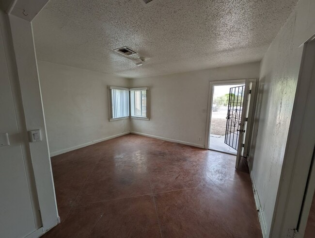 Building Photo - 3431 N Mountain Ave