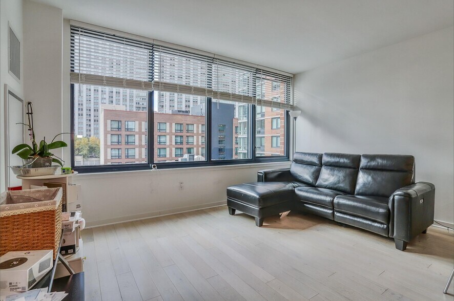 Building Photo - 151 Bay St