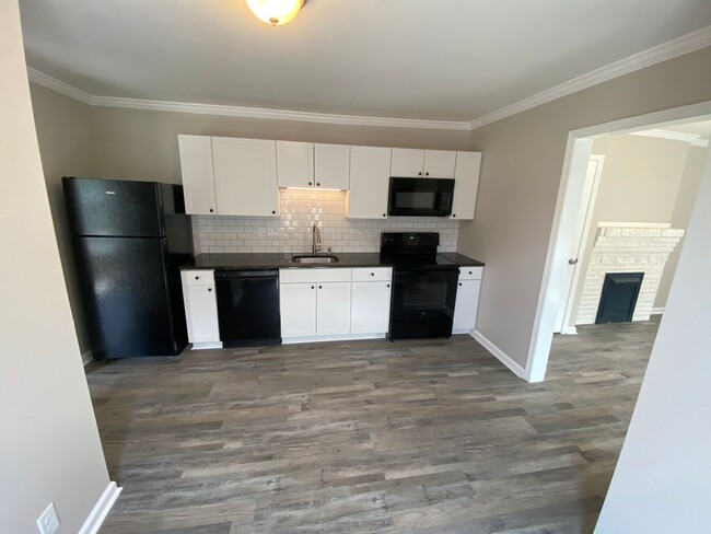 Building Photo - Lawncare and water included- 1 Bed 1.5 Bat...