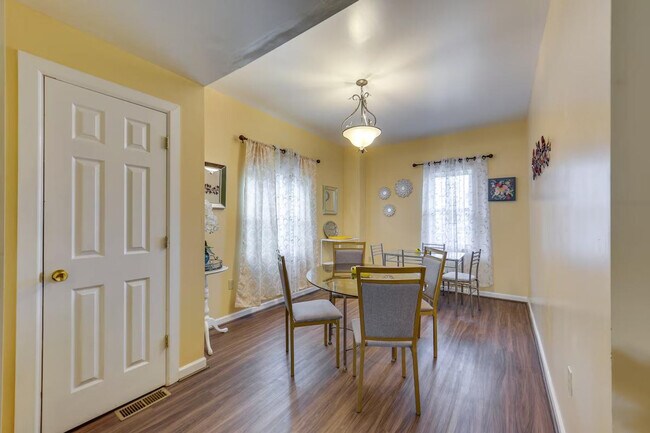 Building Photo - 504 Center St